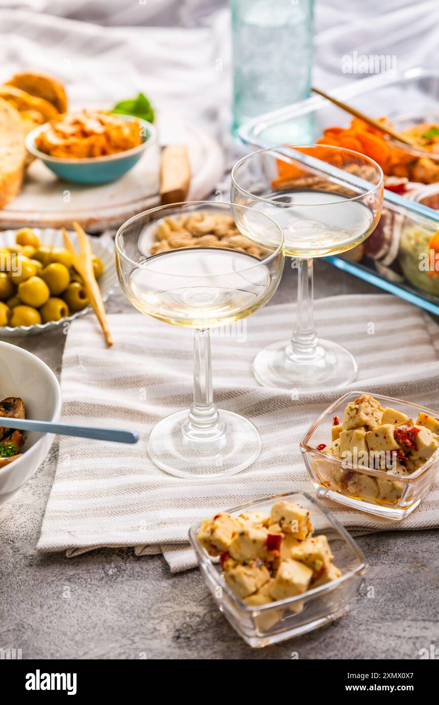 Deux verres de vin et plateau avec appertisseurs pour un pique-nique, manger en plein air Banque D'Images