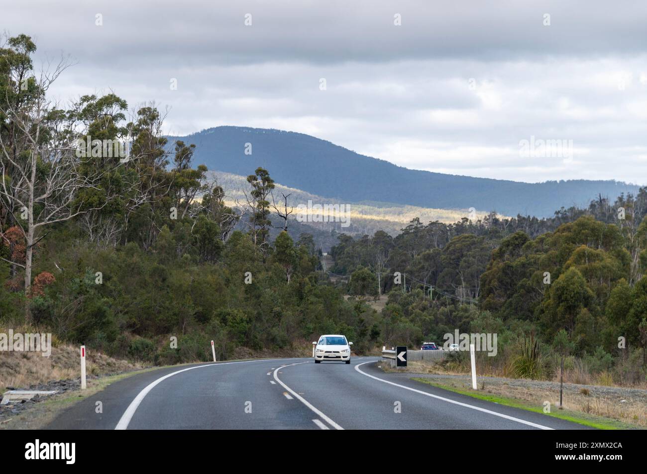 Sur la Midland Highway à travers une région reculée de Tasmanie, en Australie, reliant les deux principales villes de Launceston au nord et Hobart au sud. Banque D'Images