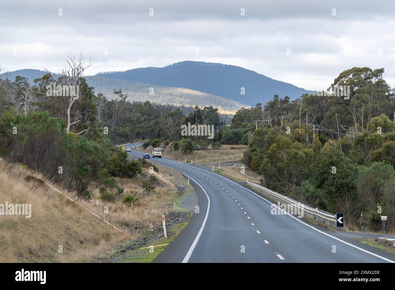 Sur la Midland Highway à travers une région reculée de Tasmanie, en Australie, reliant les deux principales villes de Launceston au nord et Hobart au sud. Banque D'Images