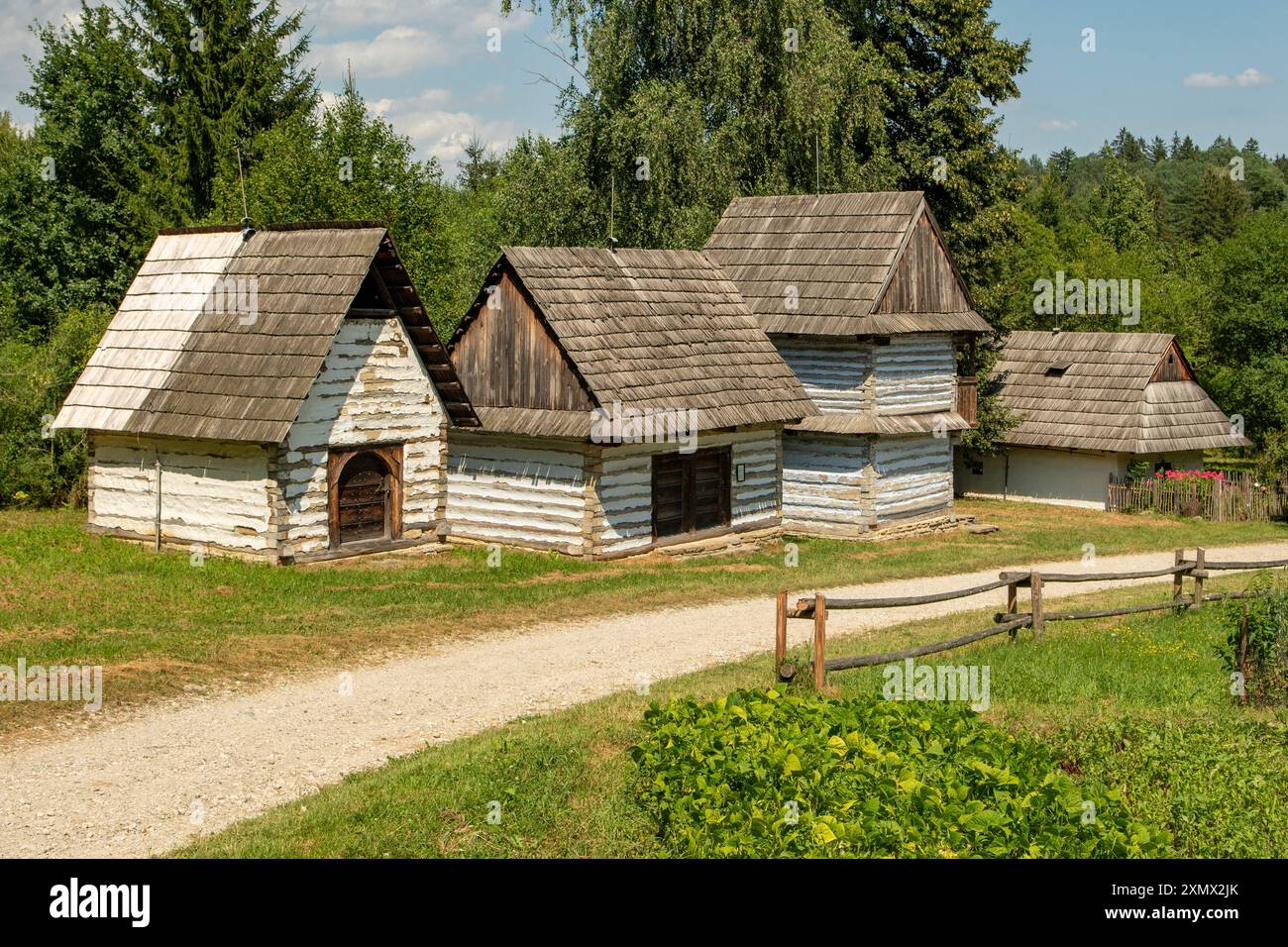 Maisons anciennes au Musée du village slovaque, Martin, Slovaquie Banque D'Images