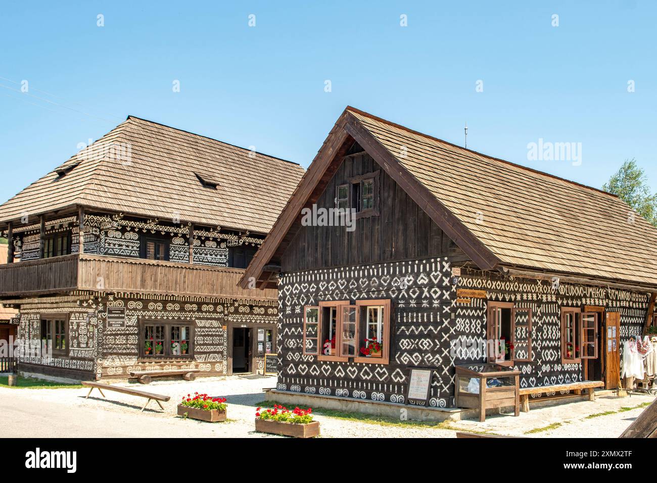 Maisons en bois peintes à Cicmany, Slovaquie Banque D'Images