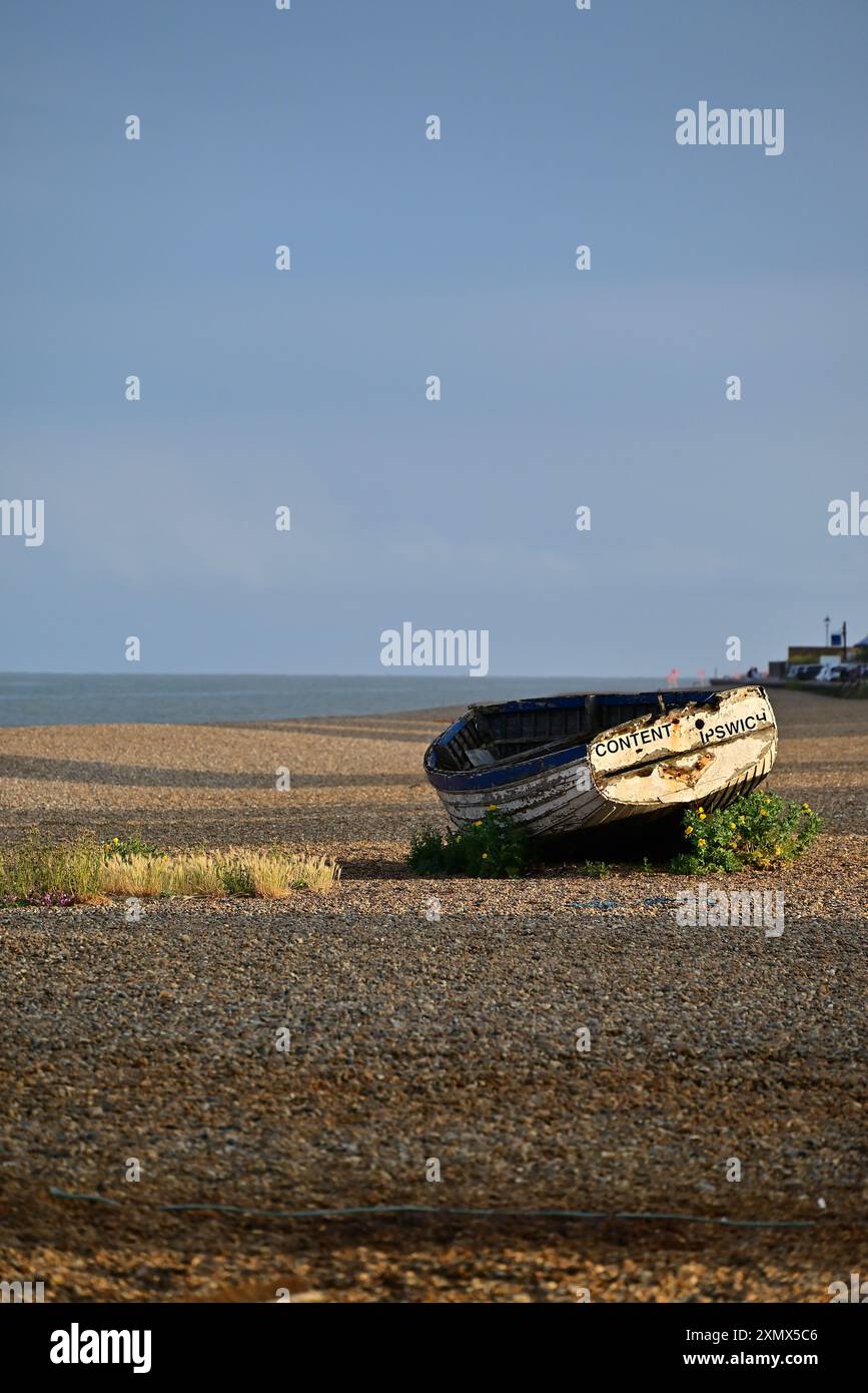 Autour du Royaume-Uni - coucher de soleil sur de petits bateaux arrêtés sur une plage de galets à Aldeburgh, Suffolk, Royaume-Uni Banque D'Images