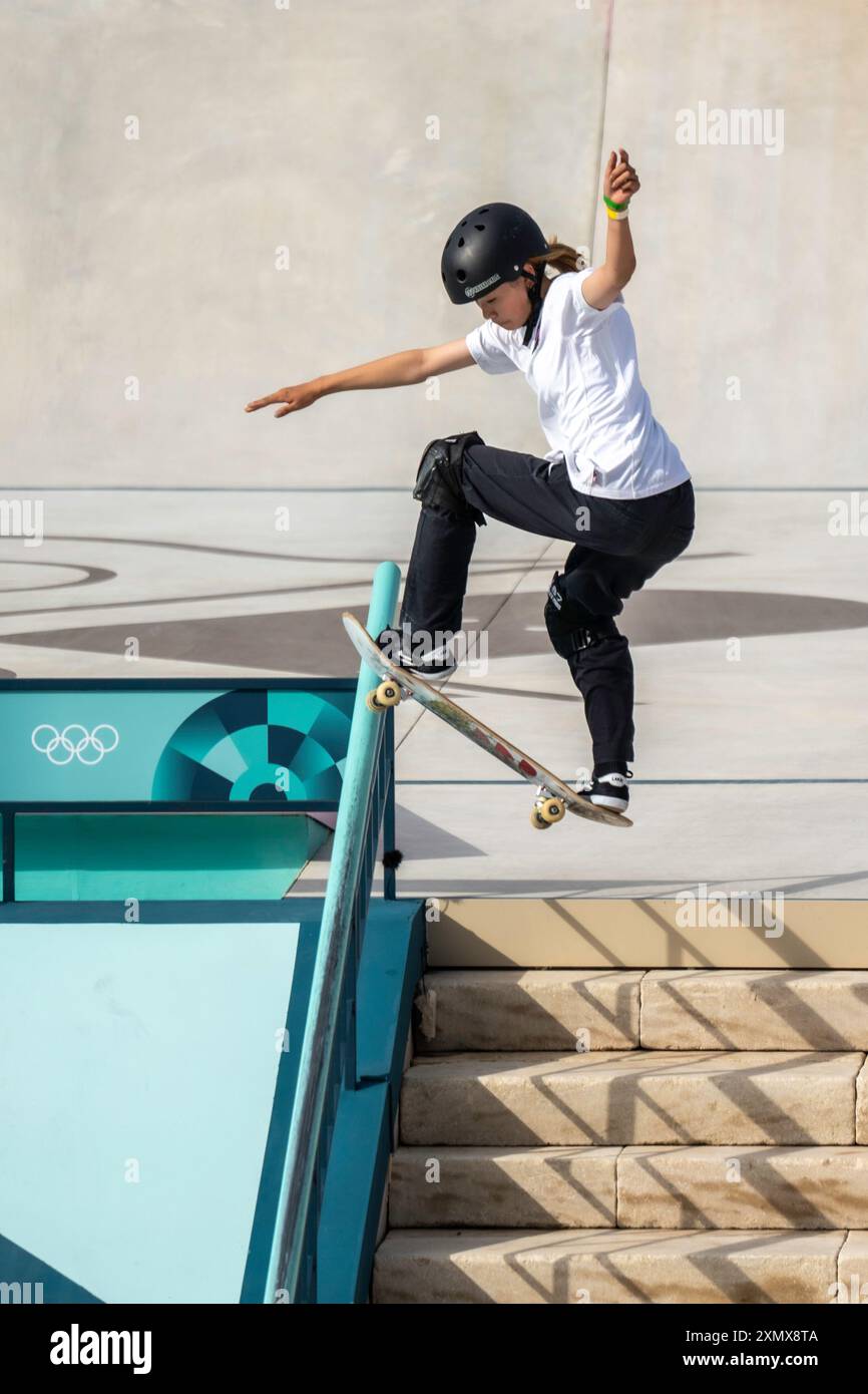 Coco Yoshizawa du Japon remporte la médaille d'or dans la finale féminine de skateboard de rue aux Jeux olympiques d'été, Paris, France, le 28 juillet 2024, à la Concorde à Paris. Banque D'Images