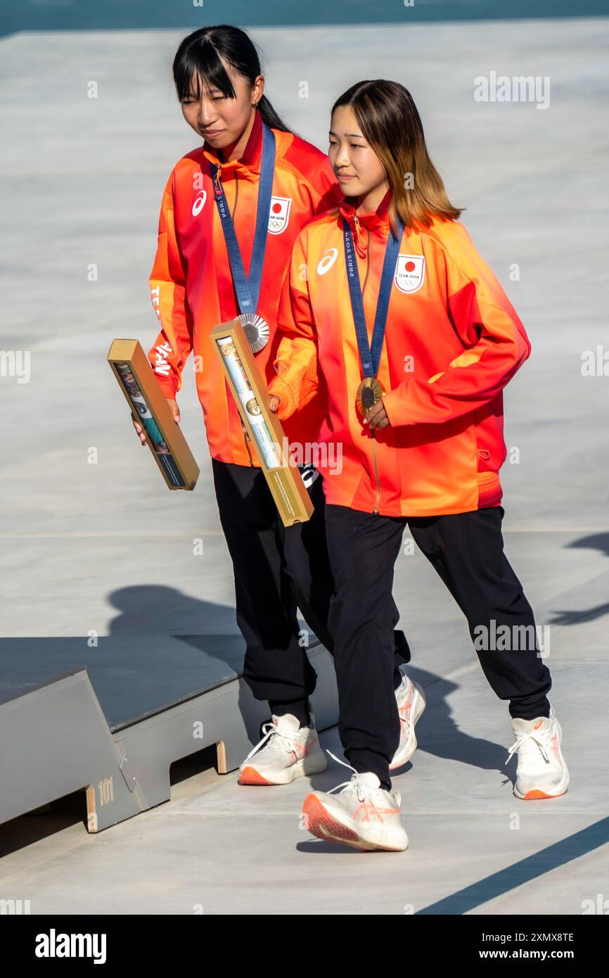 Coco Yoshizawa (R) du Japon remporte la médaille d'or en finale féminine de Street skateboard aux Jeux Olympiques d'été de Paris, France, aux côtés de sa compatriote Liz Akama (R) (JPN) argent Banque D'Images