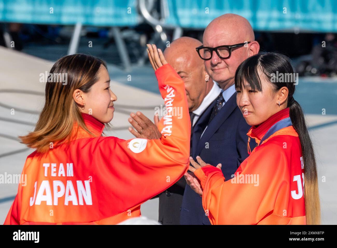 Coco Yoshizawa (R) du Japon remporte la médaille d'or en finale féminine de Street skateboard aux Jeux Olympiques d'été de Paris, France, aux côtés de sa compatriote Liz Akama (R) (JPN) argent Banque D'Images