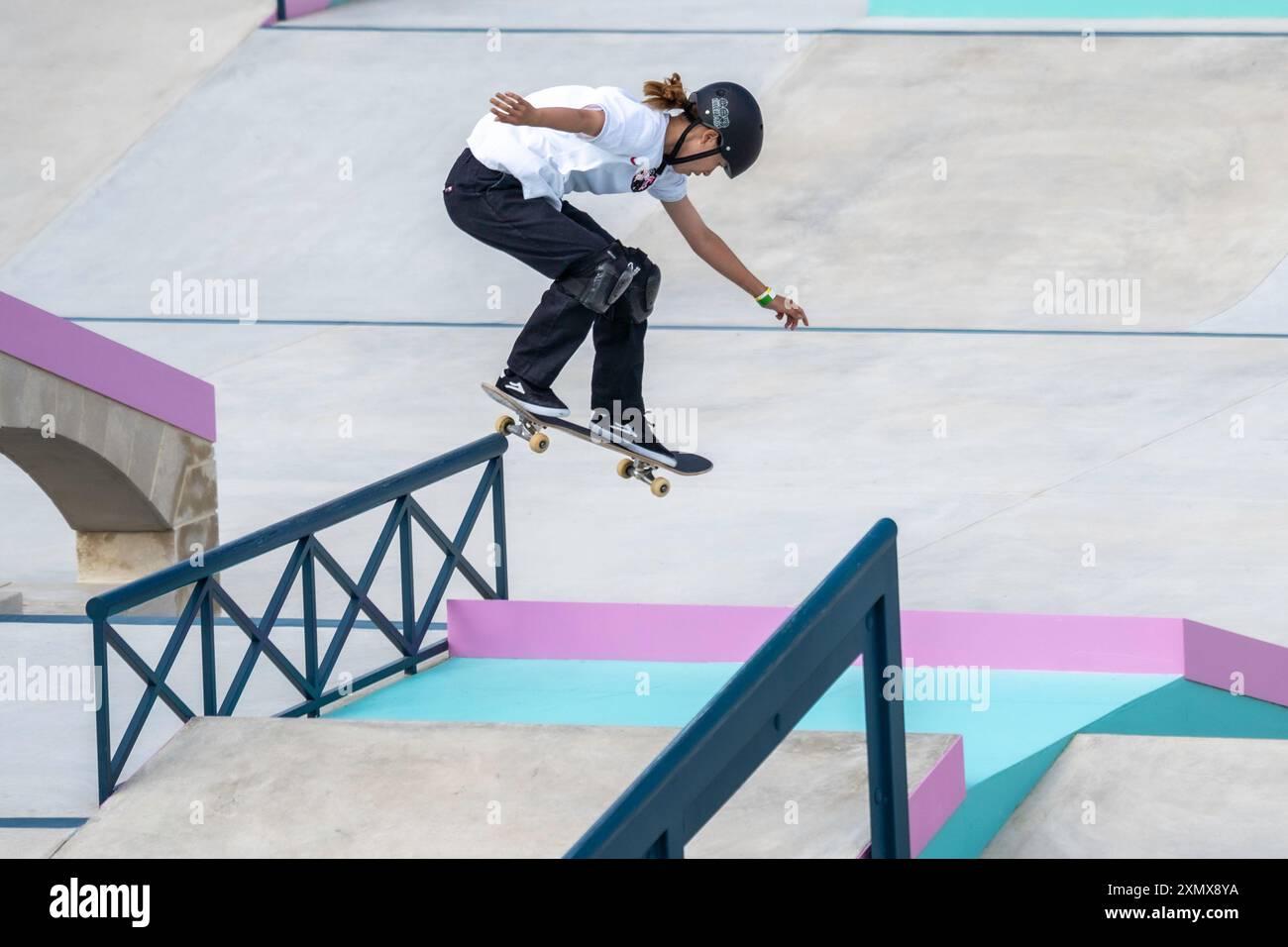 Coco Yoshizawa du Japon remporte la médaille d'or dans la finale féminine de skateboard de rue aux Jeux olympiques d'été, Paris, France, le 28 juillet 2024, à la Concorde à Paris. Banque D'Images