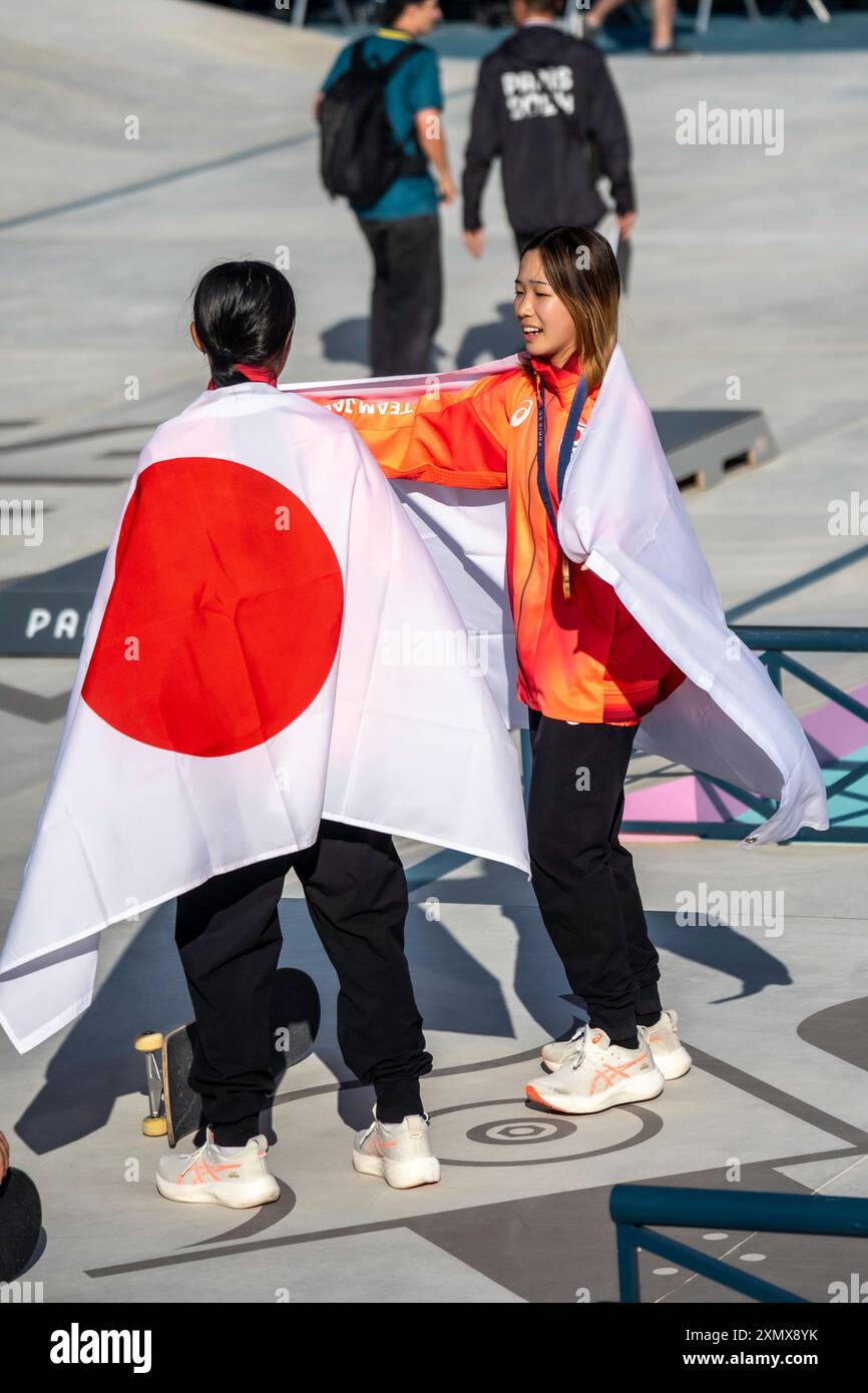 Coco Yoshizawa (R) du Japon remporte la médaille d'or en finale féminine de Street skateboard aux Jeux Olympiques d'été de Paris, France, aux côtés de sa compatriote Liz Akama (R) (JPN) argent Banque D'Images