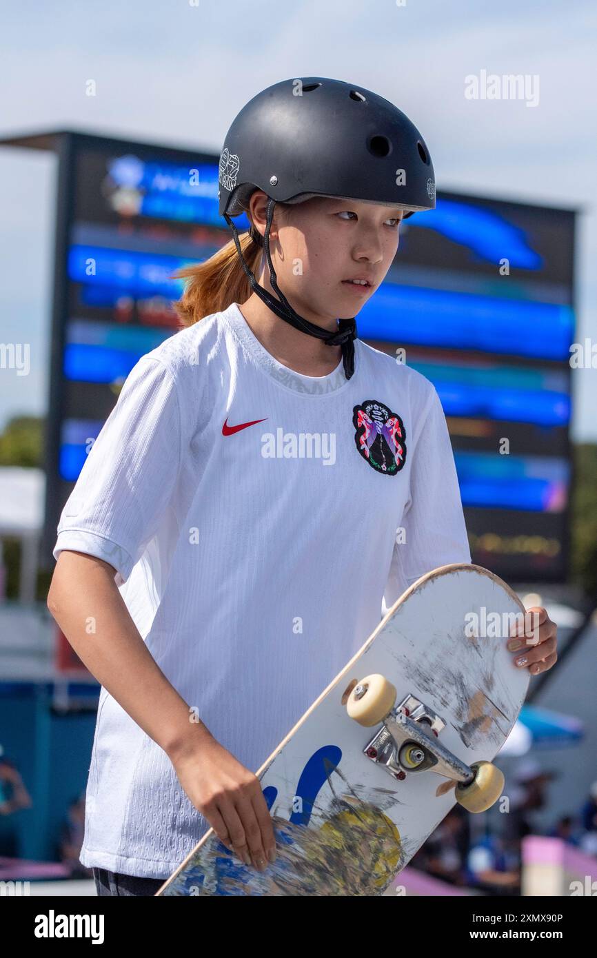 Coco Yoshizawa du Japon remporte la médaille d'or dans la finale féminine de skateboard de rue aux Jeux olympiques d'été, Paris, France, le 28 juillet 2024, à la Concorde à Paris. Banque D'Images