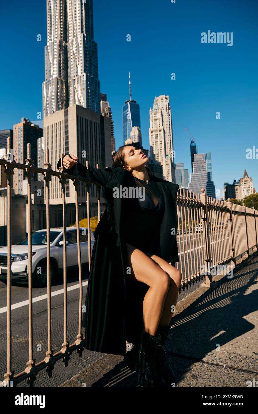 Une jeune femme danse librement dans une rue de New York, entourée de gratte-ciel imposants. Banque D'Images