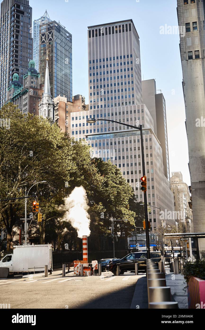 Une rue animée de New York avec un panache de vapeur qui s'élève du trottoir. Banque D'Images