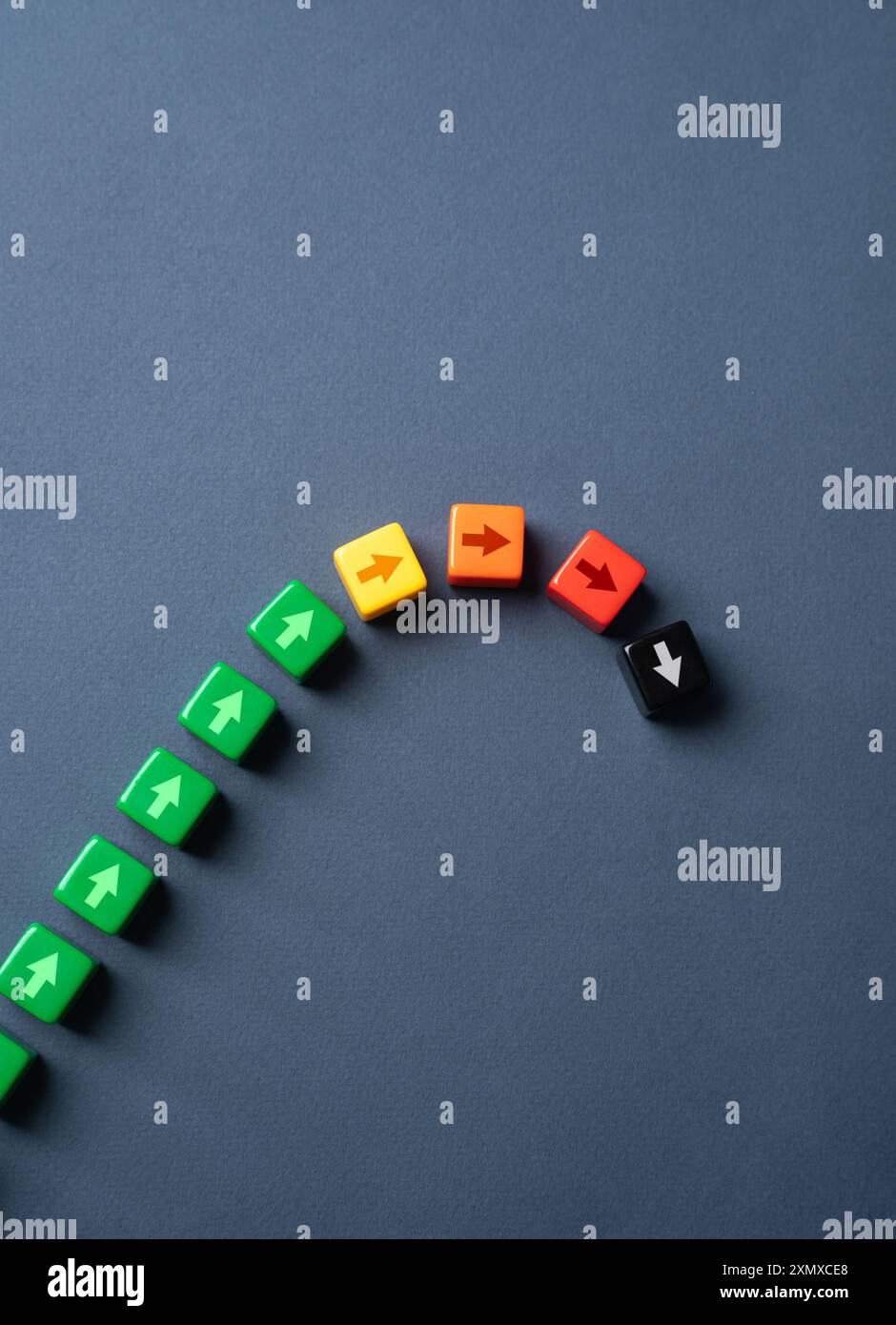 Arrêt de la croissance et baisse graphique. La fin de la dynamique de croissance, le tournant. Crise et récession. Banque D'Images