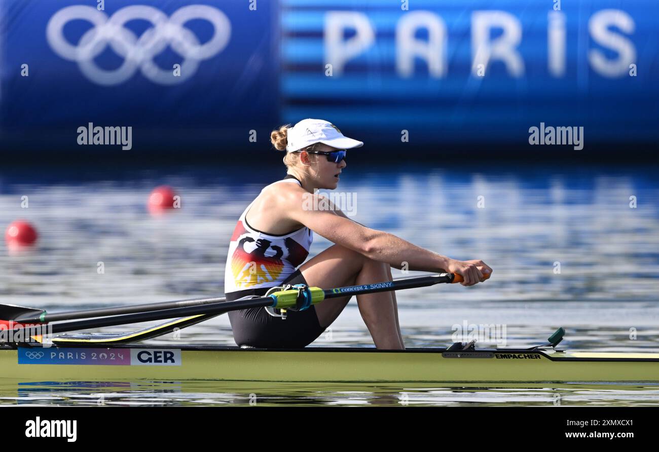 Vaires sur Marne, France. 30 juillet 2024. Aviron : Jeux olympiques, préliminaires, sculls simples, femmes, Alexandra Föster allemande en action. Crédit : Sebastian Kahnert/dpa/Alamy Live News Banque D'Images