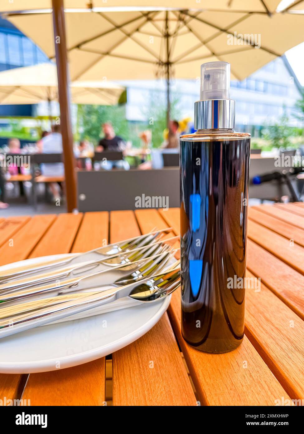 Vaporisateur de vinaigre sur une table de terrasse d'été dans un café Banque D'Images