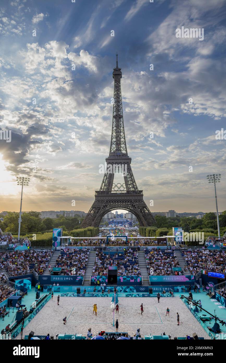 Paris, France. 29 juillet 2024. Vue d'ensemble du stade de Beach volley avec la Tour Eiffel en arrière-plan. Ahman David et HELLVIG Jonatan (SWE) YOUNOUSSE Cherif et TIJAN Ahmed (QTA) Paris 2024 Jeux Olympiques de Beach volley Olympische Spiele 29.07.2024 crédit : Moritz Muller/Alamy Live News Banque D'Images