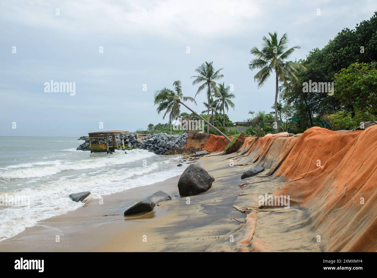 Auroville, Inde - juillet 2024 - la plage et la maison d'hôtes de Srima sont menacées par l'érosion croissante perpétrée par l'océan. GEO textiles mis à protéger Banque D'Images