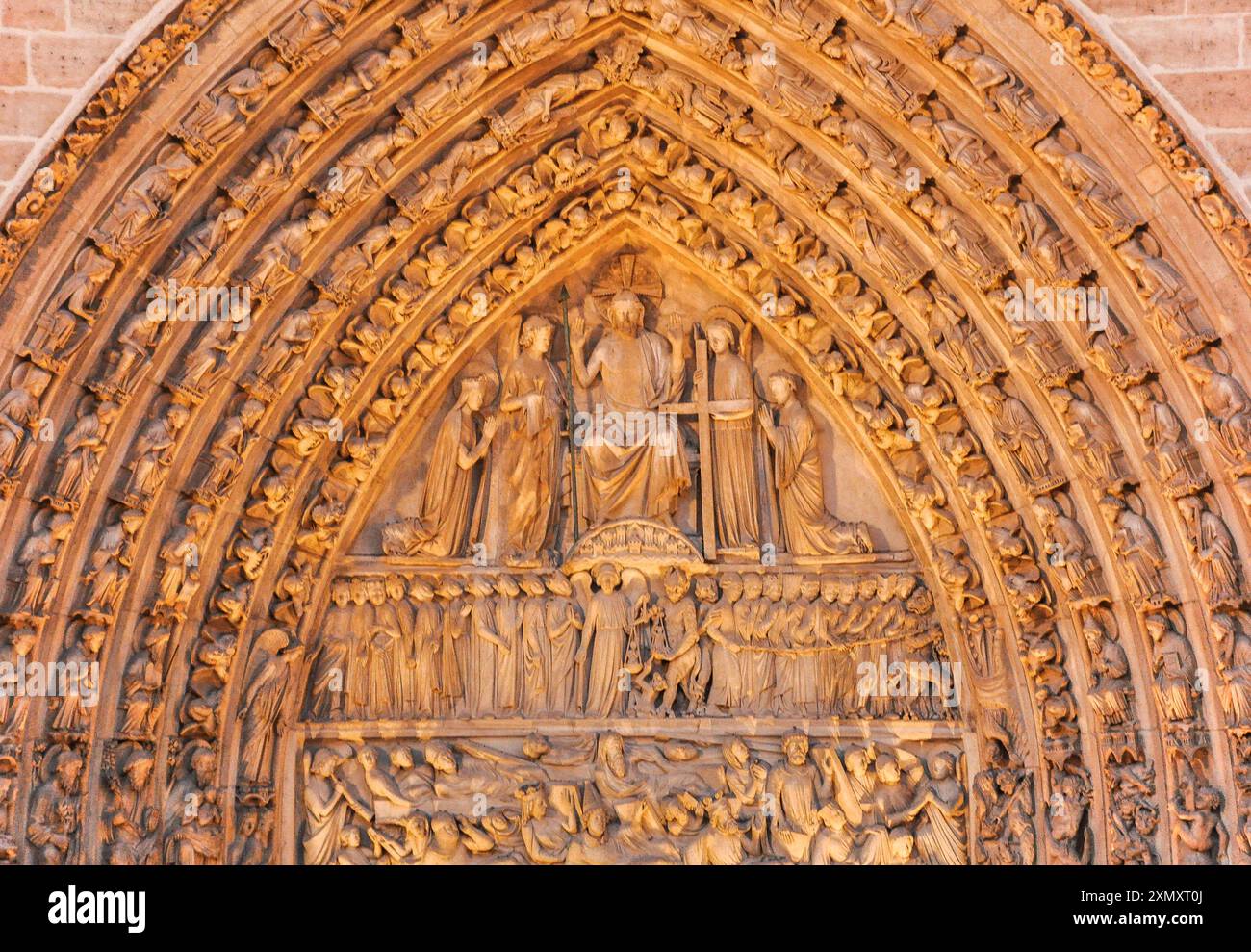 Porte gothique centrale ou dernier jugement de notre Dame de Paris la nuit (avant l'incendie de 2019) Banque D'Images