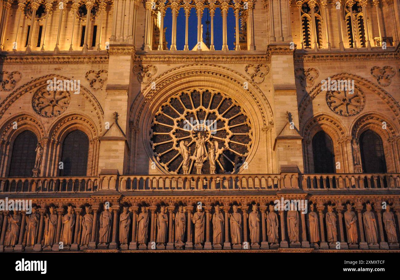 Cathédrale notre-Dame de nuit : notre-Dame de Paris (avant l'incendie de 2019), l'un des plus beaux exemples de l'architecture gothique française Banque D'Images