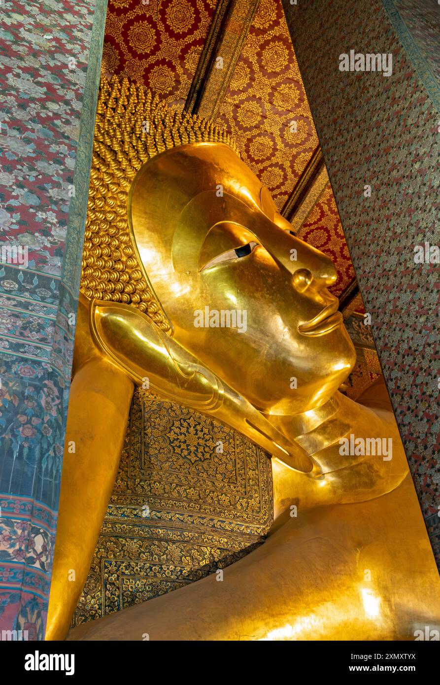 Statue de Bouddha couché, complexe Wat Pho, Bangkok, Thaïlande Banque D'Images