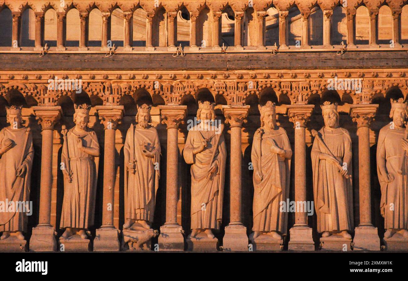 Cathédrale notre-Dame la nuit : détail de la Galerie des Rois, notre-Dame de Paris (avant l'incendie de 2019) Banque D'Images