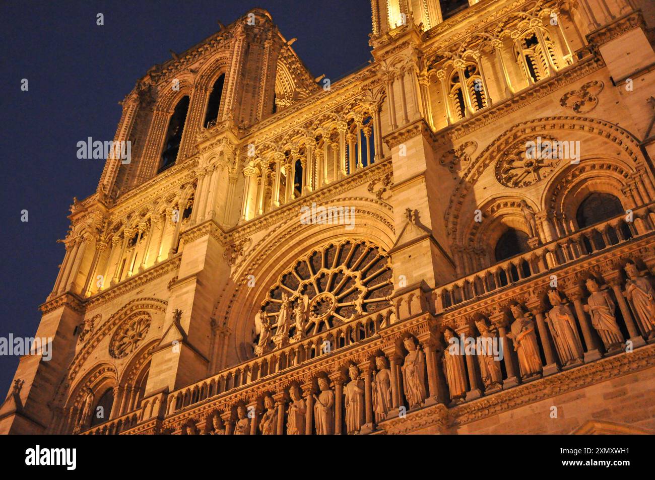 Cathédrale notre-Dame de nuit : notre-Dame de Paris (avant l'incendie de 2019), l'un des plus beaux exemples de l'architecture gothique française Banque D'Images