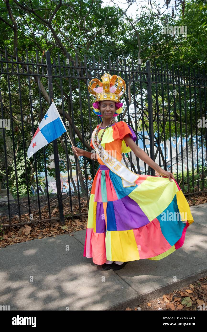 Une très mignonne fille de 12 ans portant des vêtements de style péruvien et une couronne à la Parade internationale péruvienne à Jackson Heights, Queens, New York. Banque D'Images
