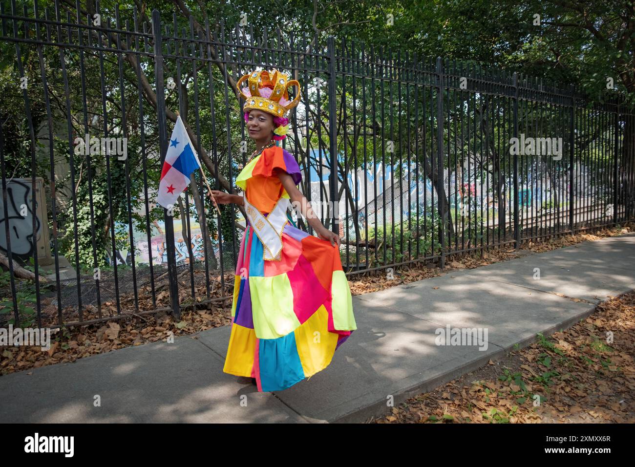 Une très mignonne fille de 12 ans portant des vêtements de style péruvien et une couronne à la Parade internationale péruvienne à Jackson Heights, Queens, New York. Banque D'Images