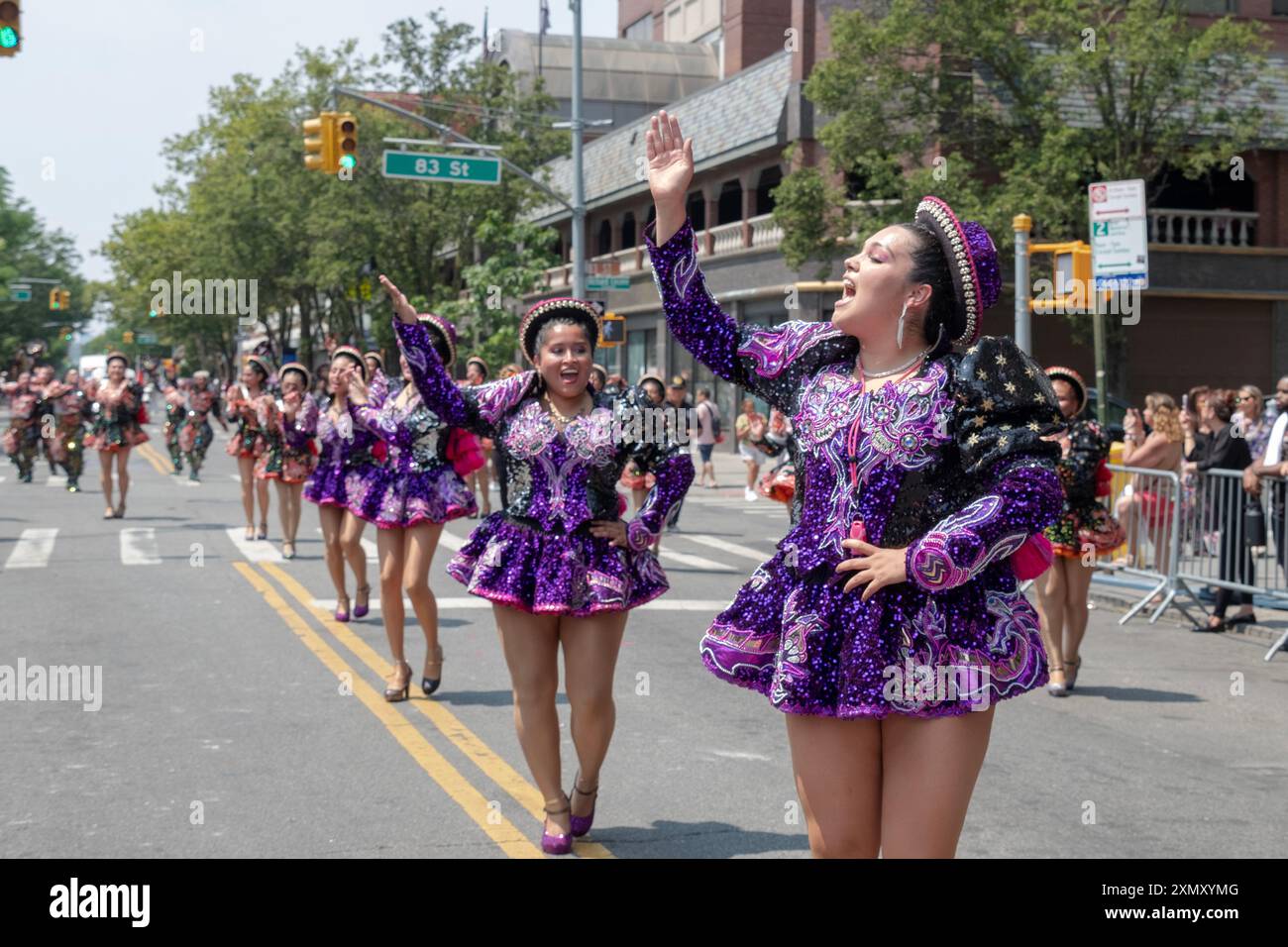 Les Boliviens de la troupe de danse San Simon sucre se produisent au défilé international péruvien à Jackson Heights, Queens, New York. Banque D'Images