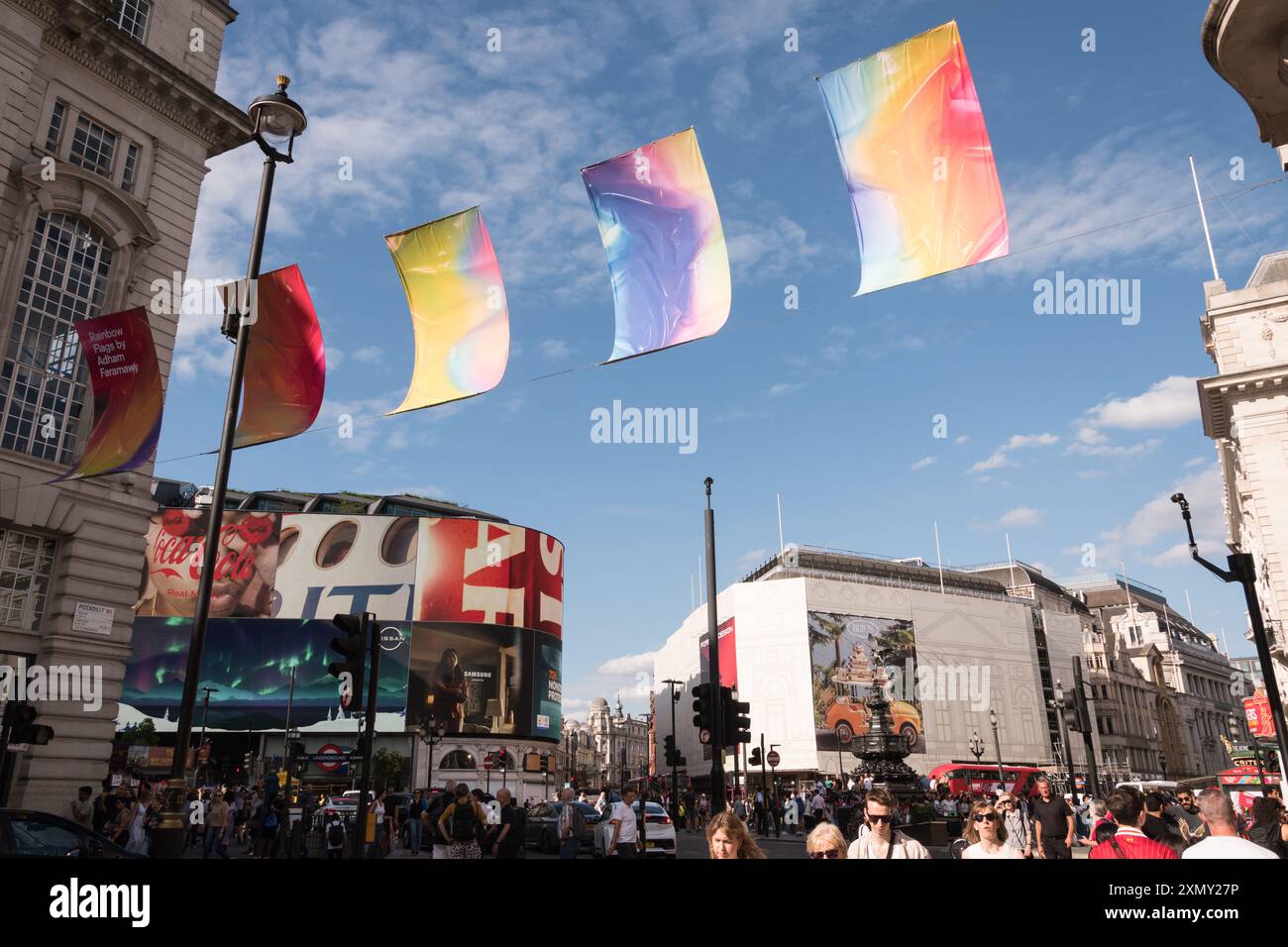 Adham Faramawy a repensé les drapeaux multicolores Pride Rainbow Flags, célébrant la diversité de la communauté LGBTQ+, Piccadilly Circus, Londres, Angleterre, Royaume-Uni Banque D'Images