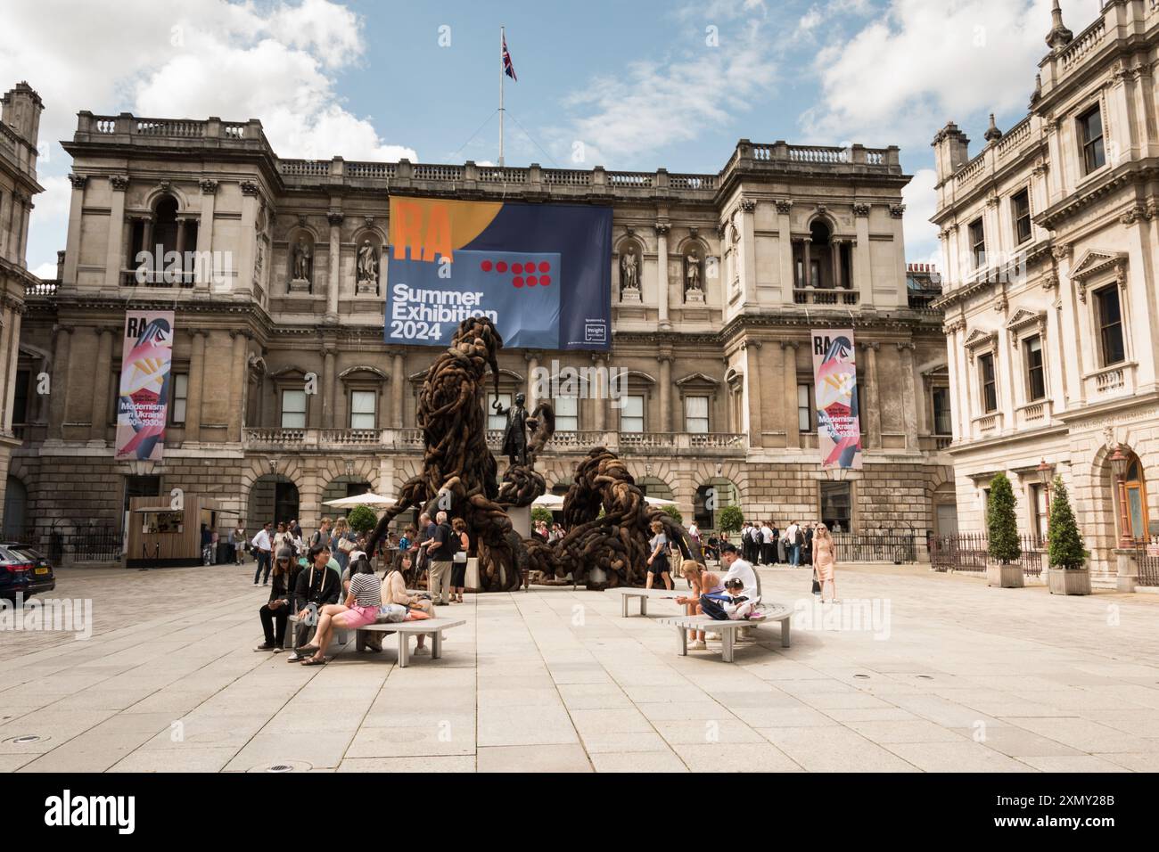 Nicola Turner's The Meddling Fiend in the Annenberg Courtyard at Royal Academy of Arts, Summer Exhibition 2024, Londres, Angleterre, Royaume-Uni Banque D'Images