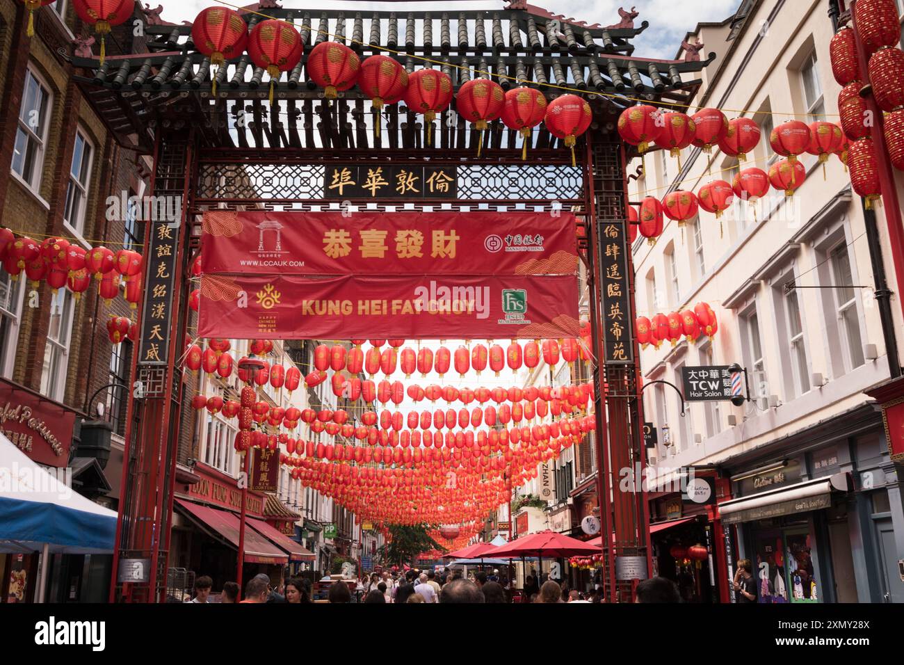 Porte d'entrée décorative de Chinatown, rue Gerrard, Soho, ville de Westminster, Londres, Angleterre, Royaume-Uni Banque D'Images