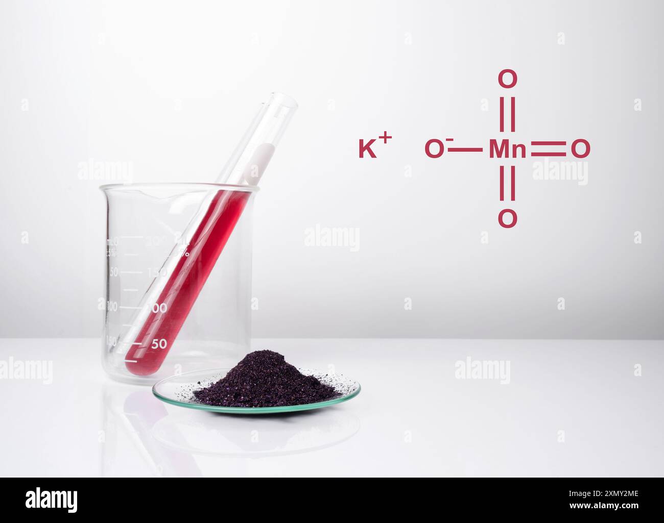 Permanganate de potassium (KMnO4) à structure chimique, un composé chimique commun qui combine le minerai d'oxyde de manganèse avec l'hydroxyde de potassium. Banque D'Images