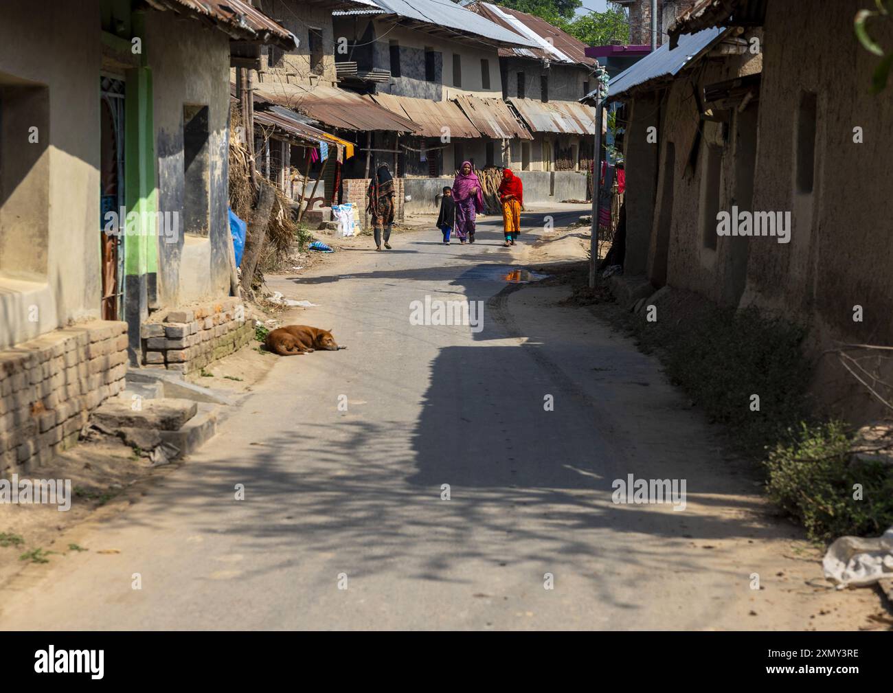 Femmes et enfants bangladais dans une rue tranquille de village, Rajshahi Division, Manda, Bangladesh Banque D'Images