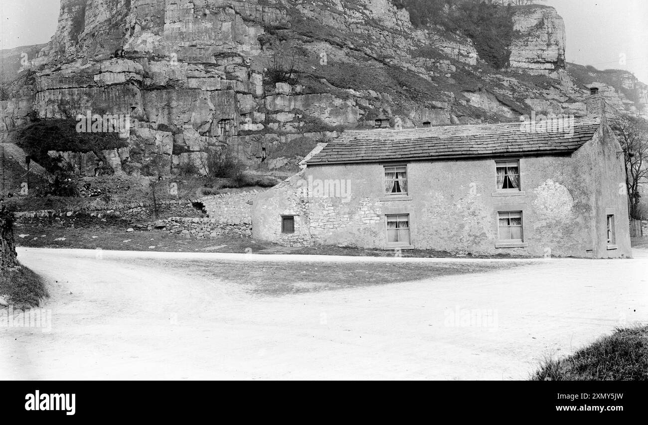 Falaise et bâtiment à Dovedale Banque D'Images