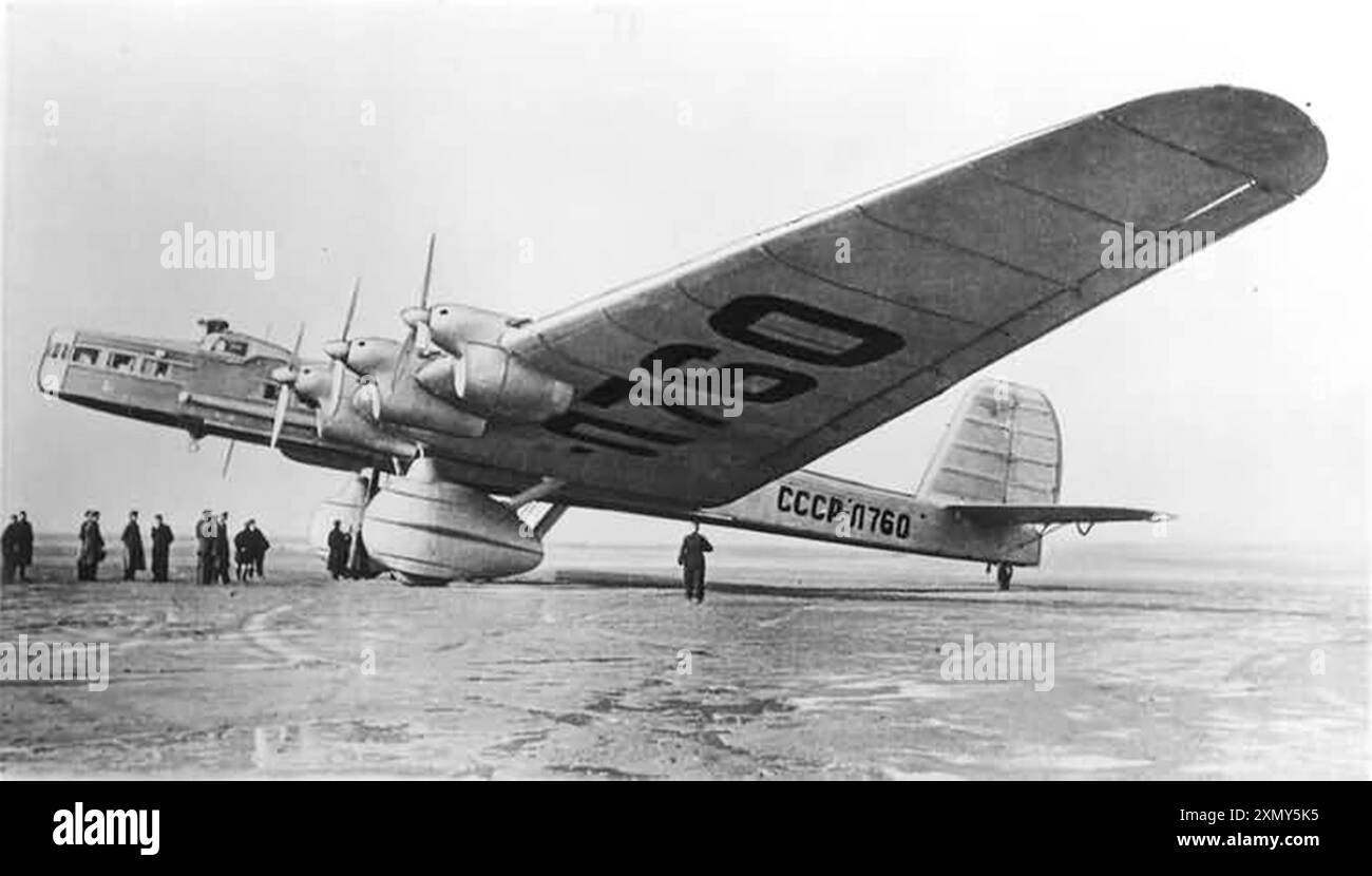 A N Tupolev ANT-20bis (vue avant, au sol) de… Banque D'Images