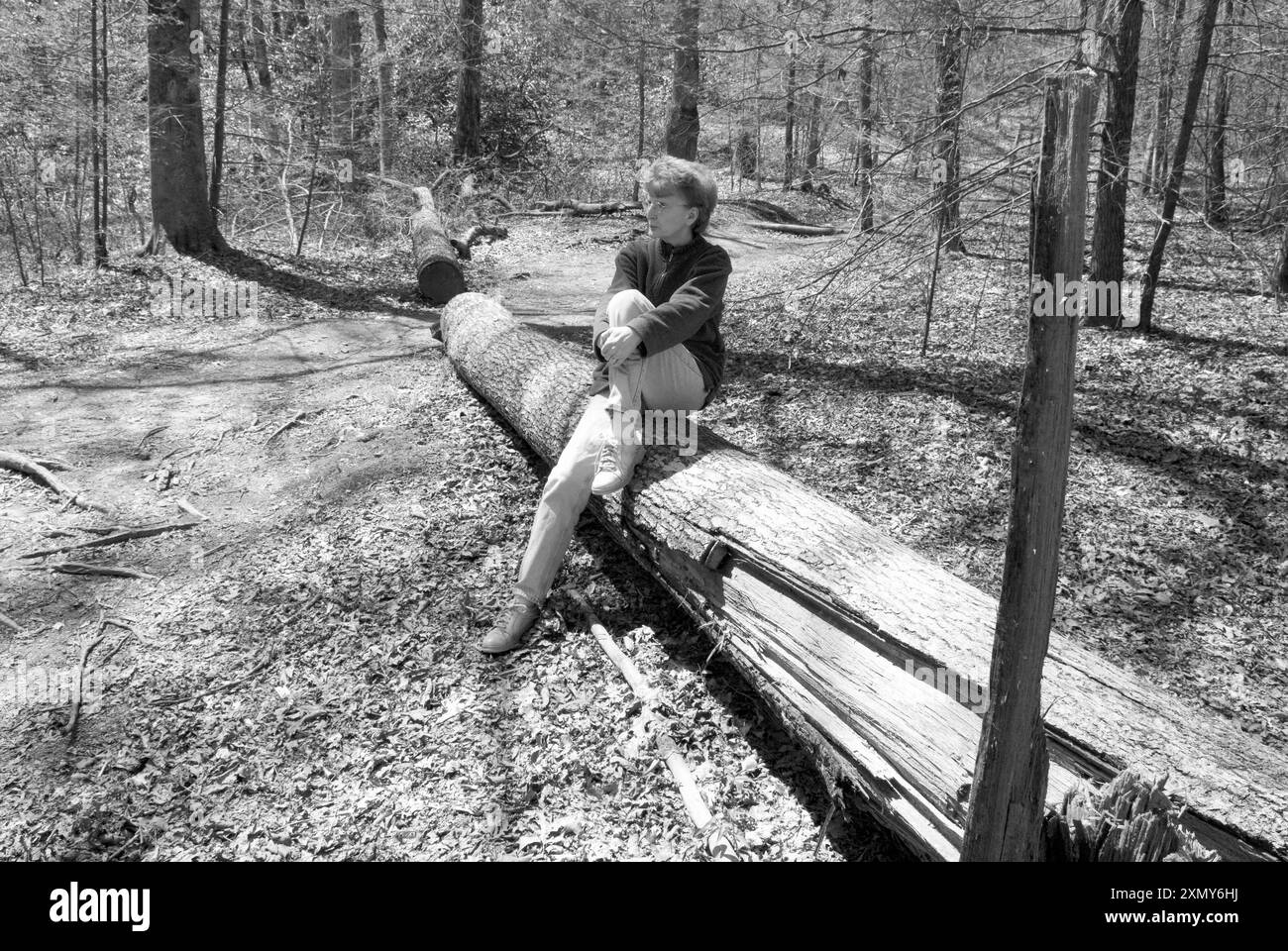 Femelle caucasienne âgée de 50-55 ans faisant une pause sur un sentier au terrain de camping Davidson River, près de Brevard et Hendersonville, NC. Banque D'Images