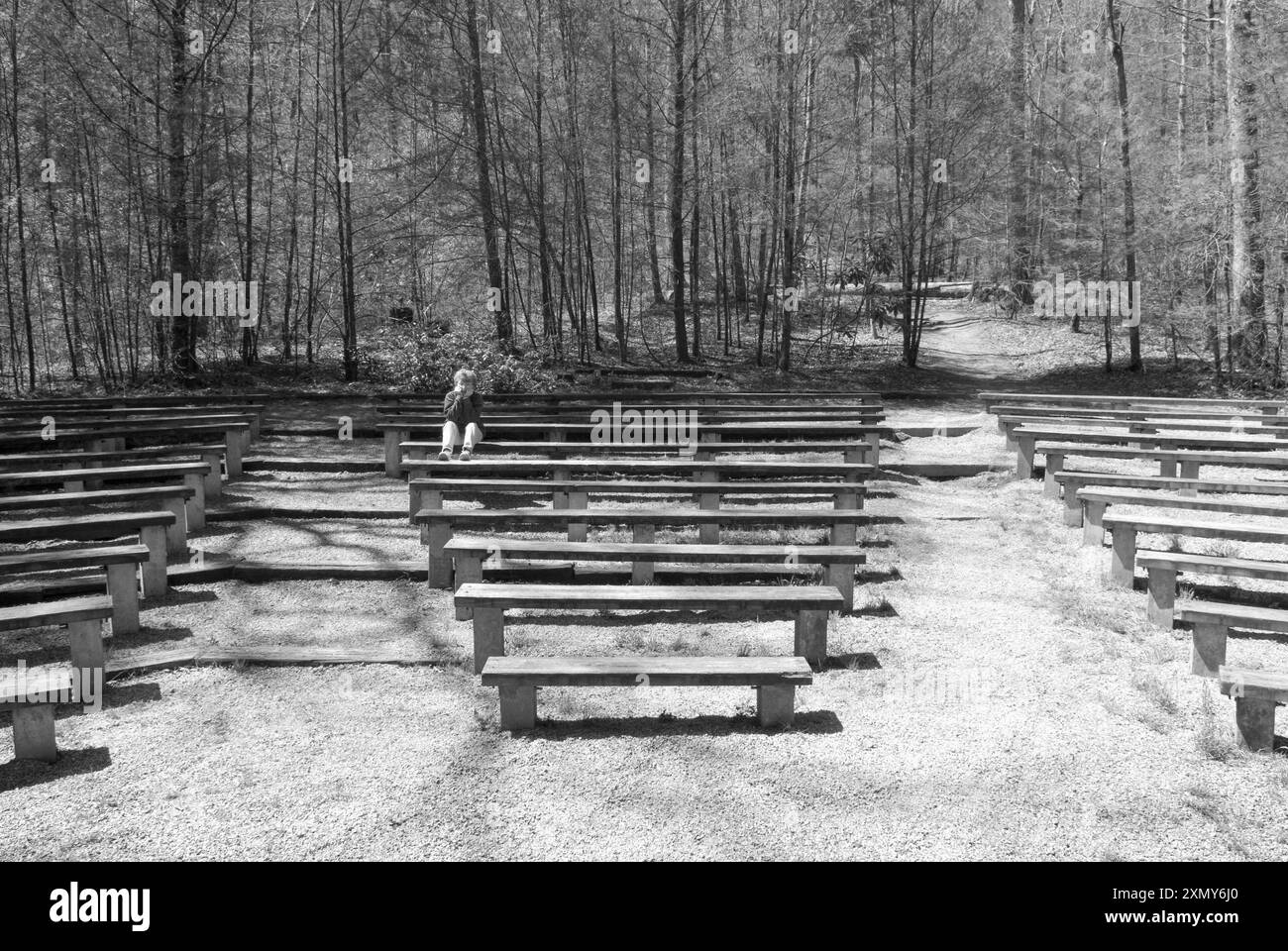 Une femme caucasienne, âgée de 50 à 55 ans, se détend dans un amphithéâtre le long d'un sentier pittoresque au terrain de camping Davidson River, près de Brevard et Hendersonville, en Caroline du Nord. Banque D'Images