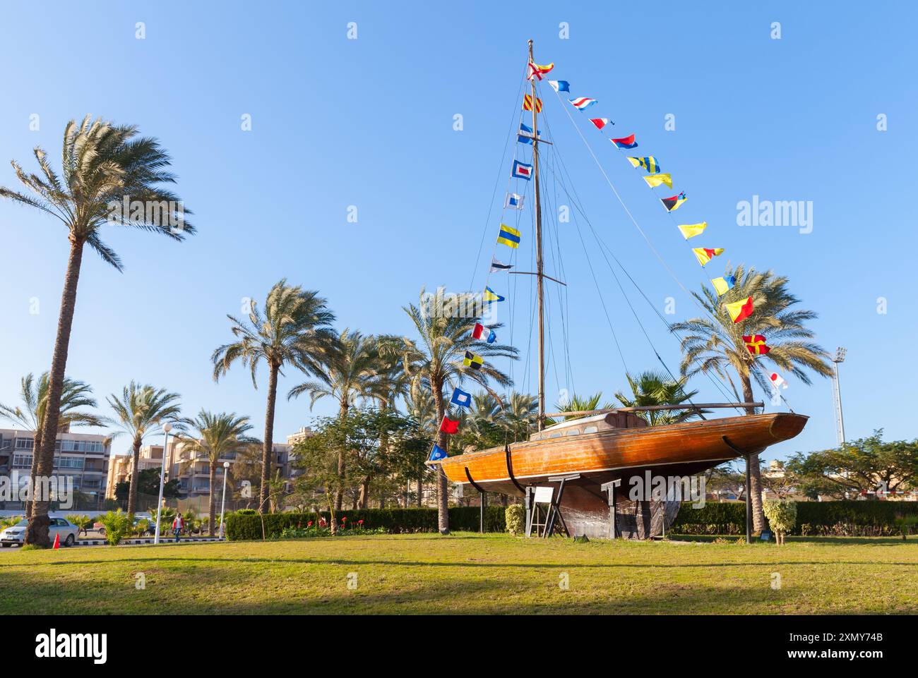 Alexandrie, Egypte - 18 décembre 2018 : yacht à voile à l'entrée de l'Académie arabe pour la science, la technologie et le transport maritime Banque D'Images