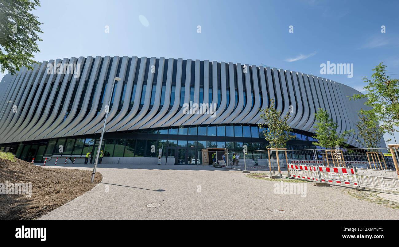 Muenchen GER, Themenbild, Olympiapark Muenchen, 30.07.2024. Letzte Arbeiten am SAP-Garden, der neuen Heimat das EHC Red Bull Muenchen und der basketball des FC Bayern Muenchen. GER, Themenbild, Olympiapark Muenchen, 30.07.2024. *** Muenchen GER, photo thématique, Olympiapark Muenchen, 30 07 2024 travail final sur le jardin SAP, le nouveau domicile de l'EHC Red Bull Muenchen et de l'équipe de basket du FC Bayern Muenchen GER, photo thématique, Olympiapark Muenchen, 30 07 2024 Copyright : xEibner-Pressefoto/HeikexFeinerx EP HFR Banque D'Images