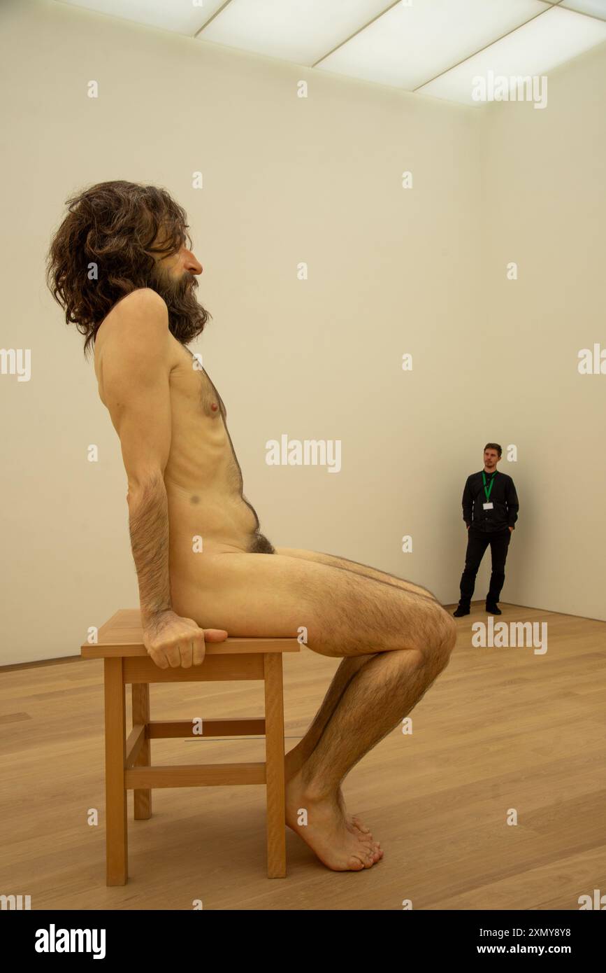 'Homme sauvage', visiteurs à l'exposition Mueck dans le musée Voorlinden, Hollande Banque D'Images