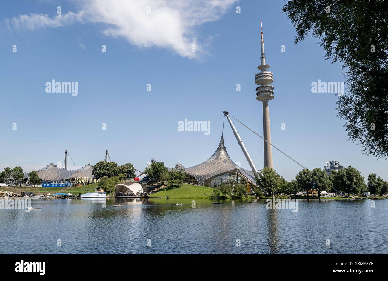 Muenchen GER, Themenbild, Olympiapark Muenchen, 30.07.2024. Der Olympiaturm hinter der Olympia - Schwimmhalle, links das Zeltdach der Olympiahalle, rechts der Turm von BMW. GER, Themenbild, Olympiapark Muenchen, 30.07.2024. *** Muenchen GER, photo à thème, Olympiapark Muenchen, 30 07 2024 la Tour Olympique derrière la salle de natation Olympique, à gauche le toit de tente de la salle Olympique, à droite la tour de BMW GER, photo à thème, Olympiapark Muenchen, 30 07 2024 Copyright : xEibner-Pressefoto/HeikexFeinerx EP HFR Banque D'Images