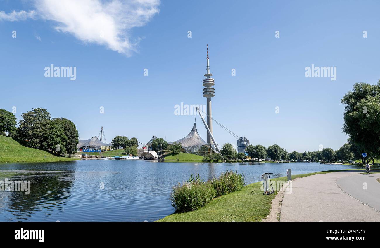 Muenchen GER, Themenbild, Olympiapark Muenchen, 30.07.2024. Der Olympiaturm hinter der Olympia - Schwimmhalle, links das Zeltdach der Olympiahalle, rechts der Turm von BMW. GER, Themenbild, Olympiapark Muenchen, 30.07.2024. *** Muenchen GER, photo à thème, Olympiapark Muenchen, 30 07 2024 la Tour Olympique derrière la salle de natation Olympique, à gauche le toit de tente de la salle Olympique, à droite la tour de BMW GER, photo à thème, Olympiapark Muenchen, 30 07 2024 Copyright : xEibner-Pressefoto/HeikexFeinerx EP HFR Banque D'Images