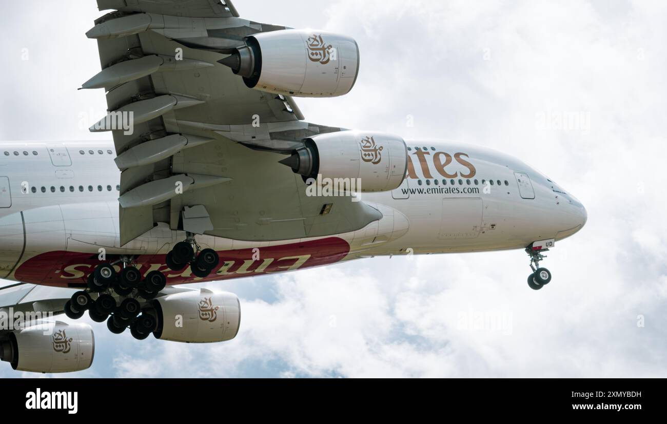 Airbus A380 d'Emirates Airlines à l'approche de l'aéroport d'Heathrow. Londres, Royaume-Uni, 6 juillet 2024. Banque D'Images