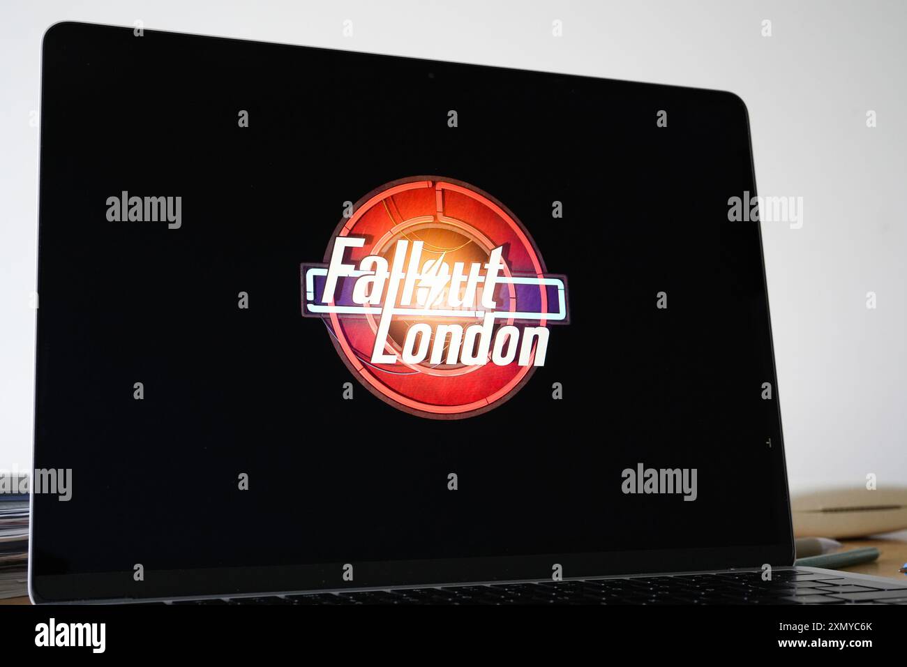 Logotype de jeu Fallout London vu sur l'écran de l'ordinateur portable. Stafford, Royaume-Uni, juillet 29, Banque D'Images Logotype de jeu Fallout London vu sur l'écran de l'ordinateur portable. Stafford, Royaume-Uni, juillet 29, Banque D'Images