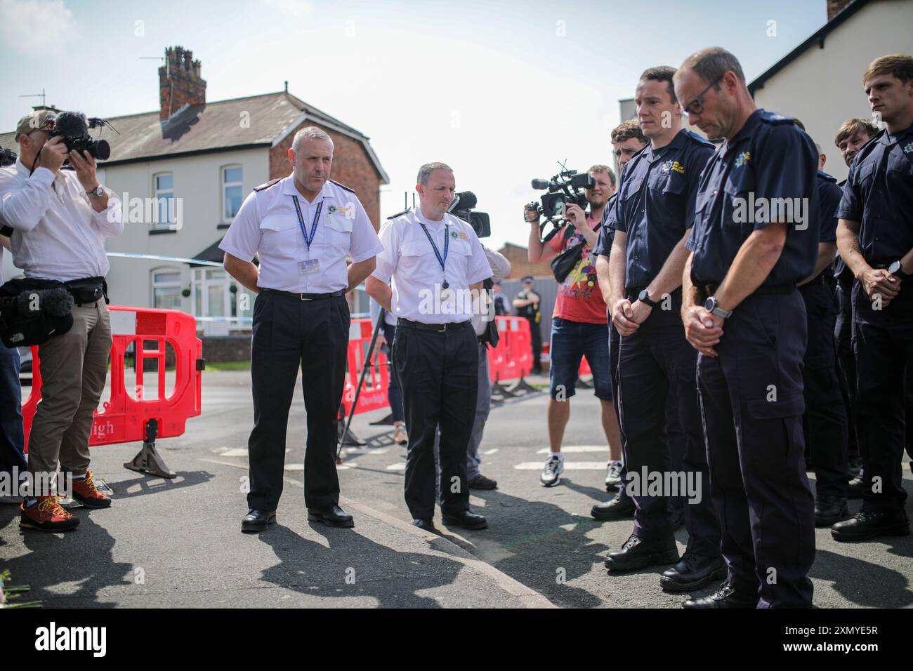 Des membres du Merseyside Fire and Rescue Service déposent des fleurs et un hommage près de la scène à Hart Street, Southport, où trois enfants sont morts et huit ont été blessés dans une attaque au couteau «féroce» lors d'un événement Taylor Swift dans une école de danse lundi. Un homme de 17 ans de Banks, dans le Lancashire, a été arrêté pour meurtre et tentative de meurtre à la suite de l'incident. Date de la photo : mardi 30 juillet 2024. Banque D'Images