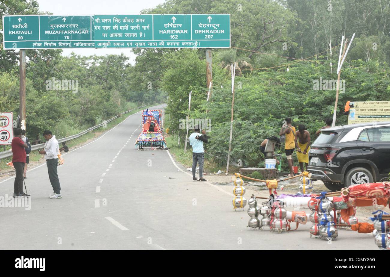 Inde. 29 juillet 2024. GHAZIABAD, INDE - JUILLET 29 : Murad Nagar la ville est en proie à de graves embouteillages en raison des détournements de Kanwar Yatra et il y a un impact énorme sur l'activité économique dans la région en raison de la suspension des activités dans les unités industrielles et aussi en raison de la fermeture des écoles et collèges le 29 juillet 2024 à Ghaziabad, Inde. (Photo de Sakib Ali/Hindustan Times/Sipa USA) crédit : Sipa USA/Alamy Live News Banque D'Images