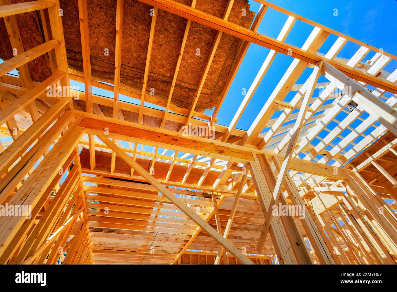 Ossature pour nouvelle maison construite avec des fermes en bois, des poutres de poteau Banque D'Images