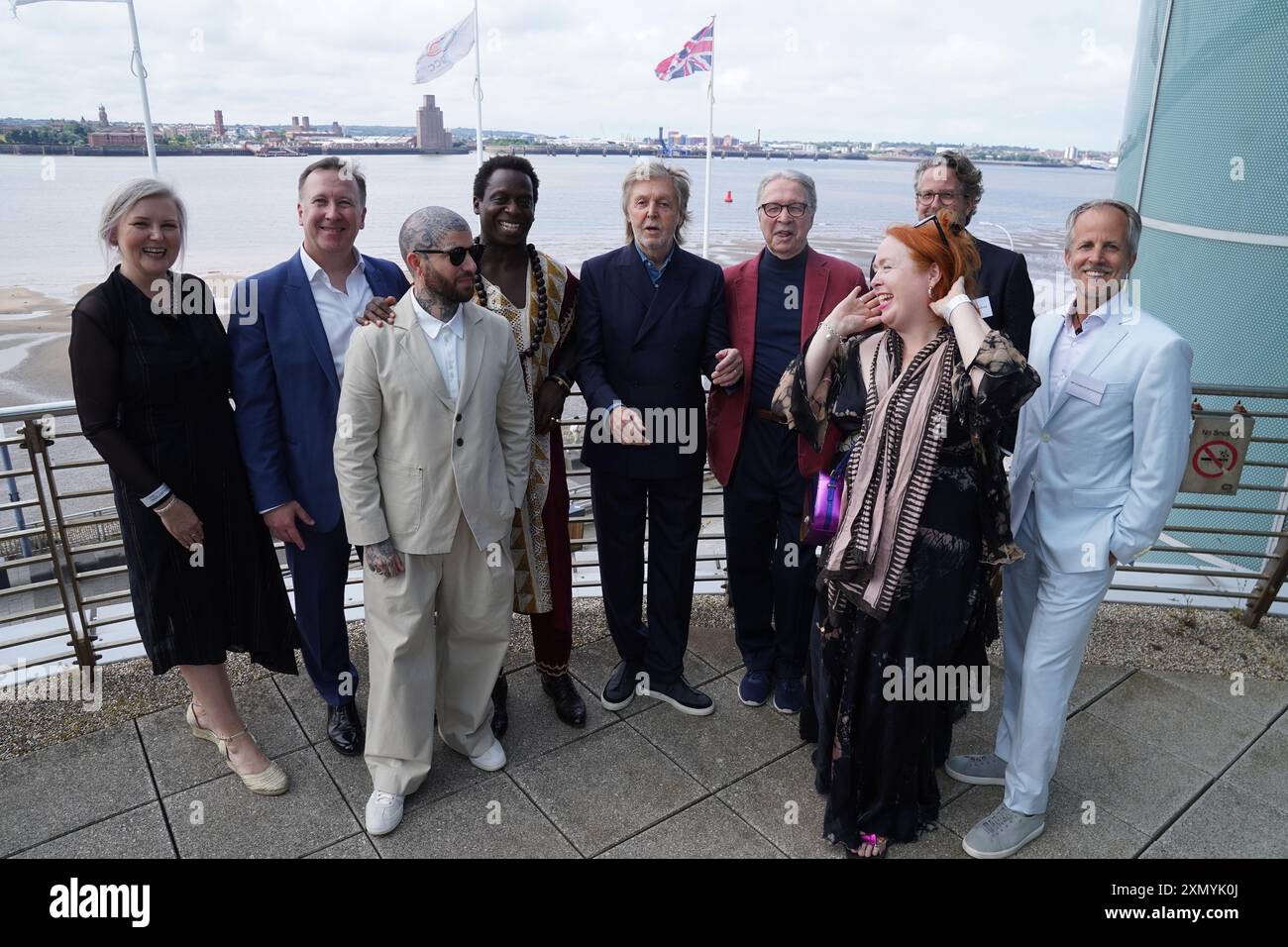 Sir Paul McCartney et ses compagnons du Liverpool Institute of Performing Arts (LIPA) pour 2024 (de gauche à droite) Vick bain, PDG du LIPA Sean McNamara, Jamie Lloyd, Kobna Holdbrook-Smith, Sir Paul Mc Cartney, Mark Featherstone-Witty, Rae Smith, Daniel Sennheiser et Andreas Sennheisser, lors de la cérémonie annuelle de remise des diplômes de la LIPA qui s'est tenue à l'ACC Liverpool. Date de la photo : mardi 30 juillet 2024. Banque D'Images