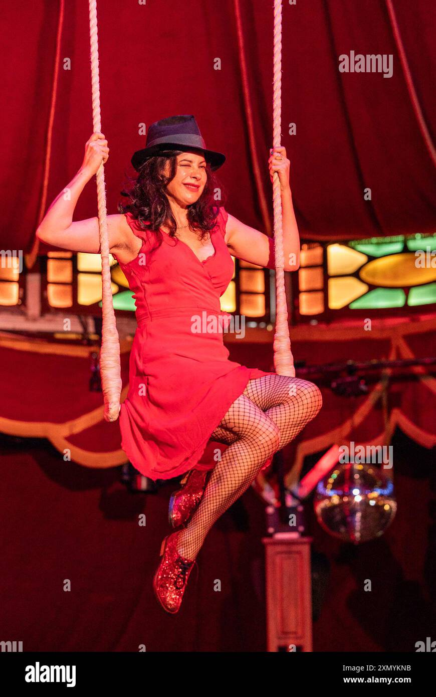 Édimbourg, Royaume-Uni. 30 juillet 2024 photo : Camille O’Sullivan assis sur un trapèze dans l’emblématique Spiegeltent dans les jardins de Assembly George Square. Camille O’Sullivan, superstar du cabaret, célèbre ses 20 ans au Fringe en recréant une photo de sa première année de représentation à Édimbourg en 2004. Crédit : Rich Dyson/Alamy Live News Banque D'Images