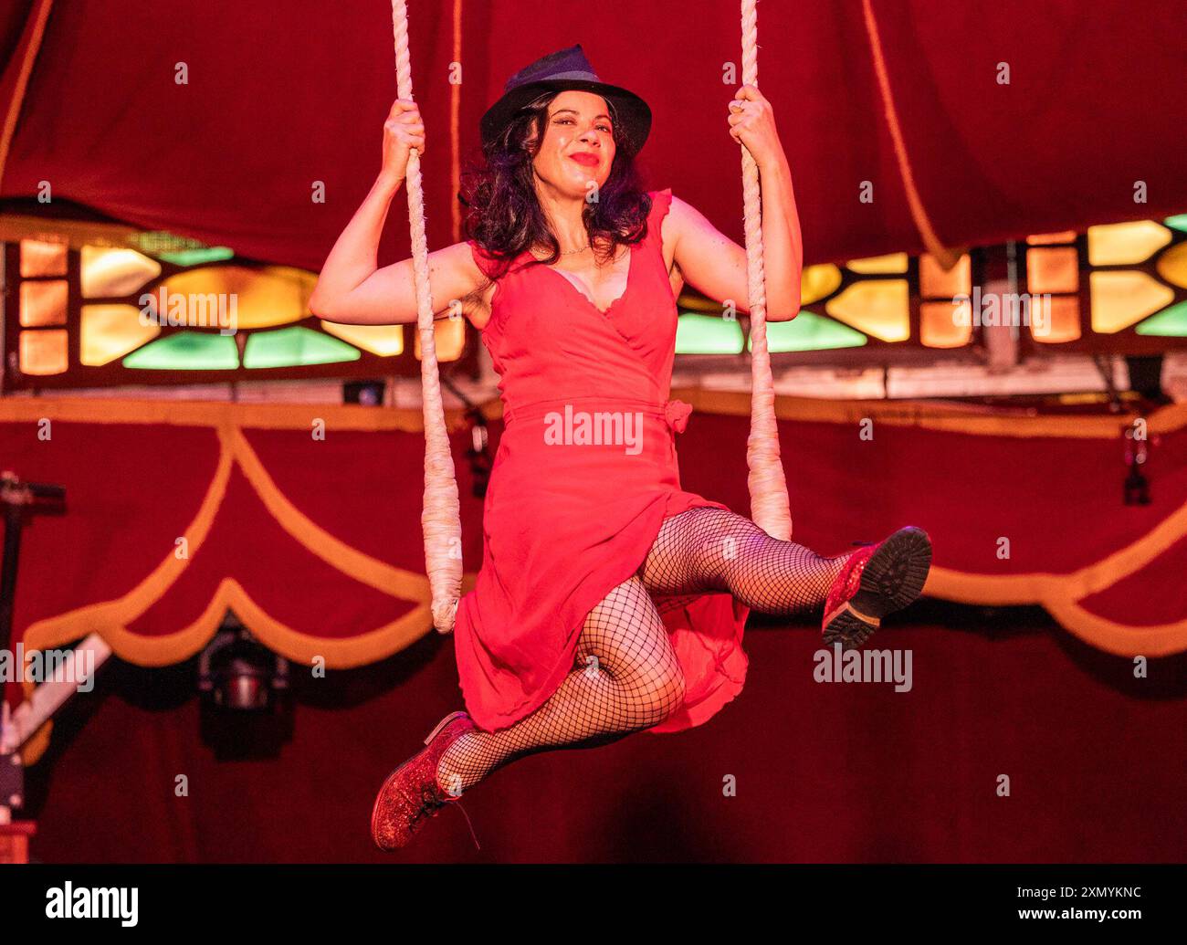 Édimbourg, Royaume-Uni. 30 juillet 2024 photo : Camille O’Sullivan assis sur un trapèze dans l’emblématique Spiegeltent dans les jardins de Assembly George Square. Camille O’Sullivan, superstar du cabaret, célèbre ses 20 ans au Fringe en recréant une photo de sa première année de représentation à Édimbourg en 2004. Crédit : Rich Dyson/Alamy Live News Banque D'Images