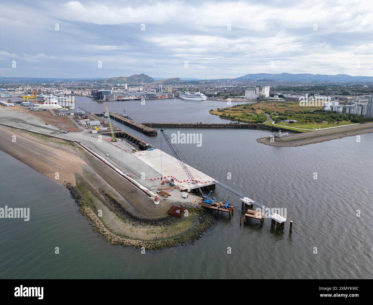 Vue aérienne du nouveau poste d'amarrage à Forth Port Leith conçu pour les grands navires de croisière, Édimbourg, Écosse, Royaume-Uni Banque D'Images